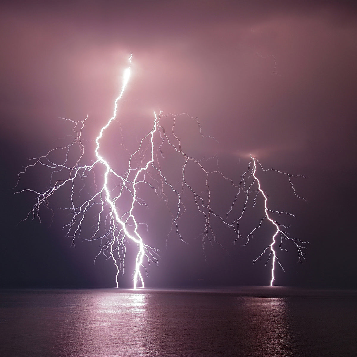 9-piece-aluminium-print-thunderbolt-over-the-sea