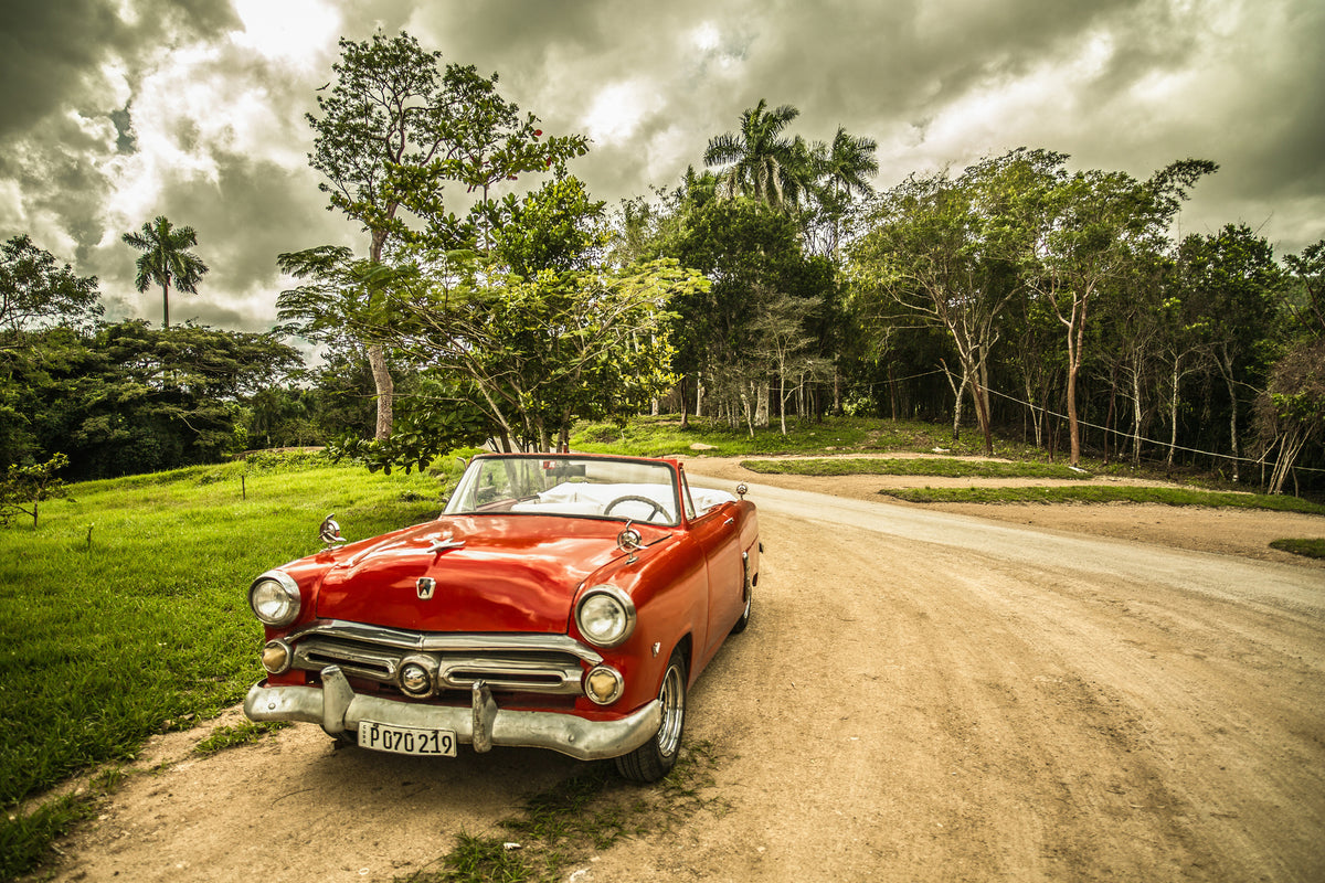 canvas-print-a-vintage-car-in-cuba