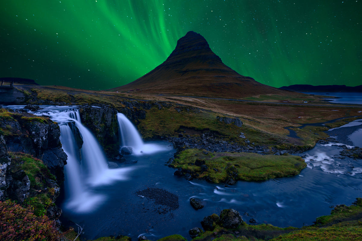 modern-3-piece-acrylic-print-kirkjufell-under-a-boreal-green-sky