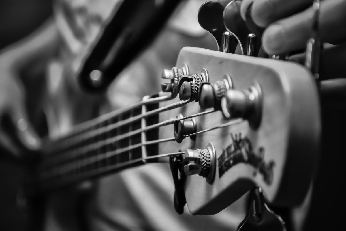 3-piece-aluminium-print-close-up-guitarist