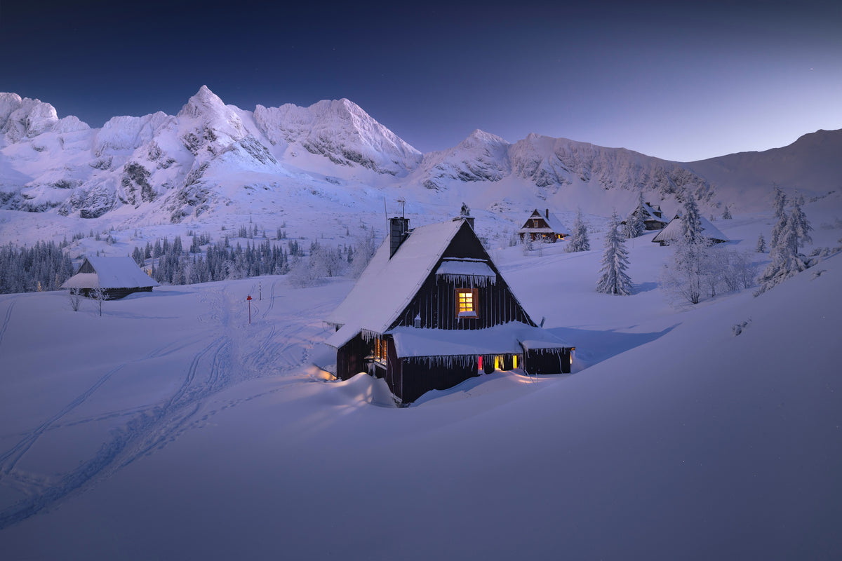 aluminium-print-winter-hut-x