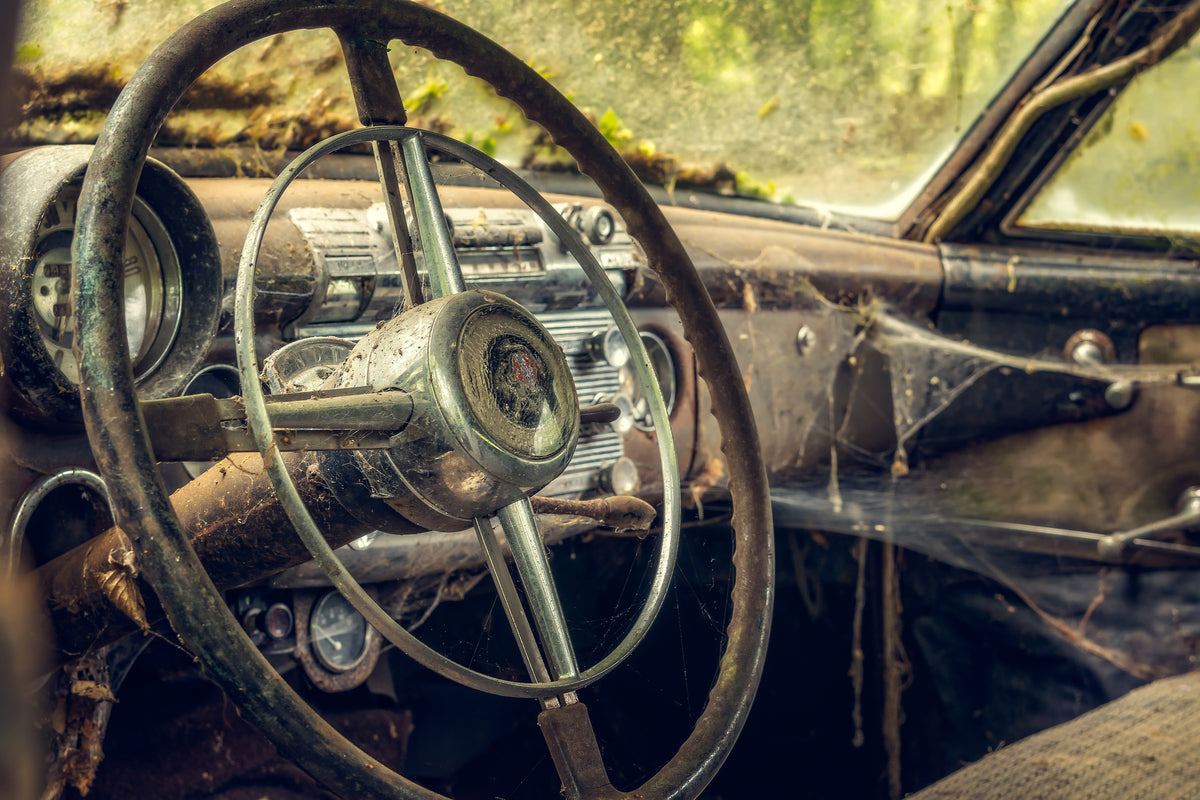 aluminium-print-disintegrated-vintage-car