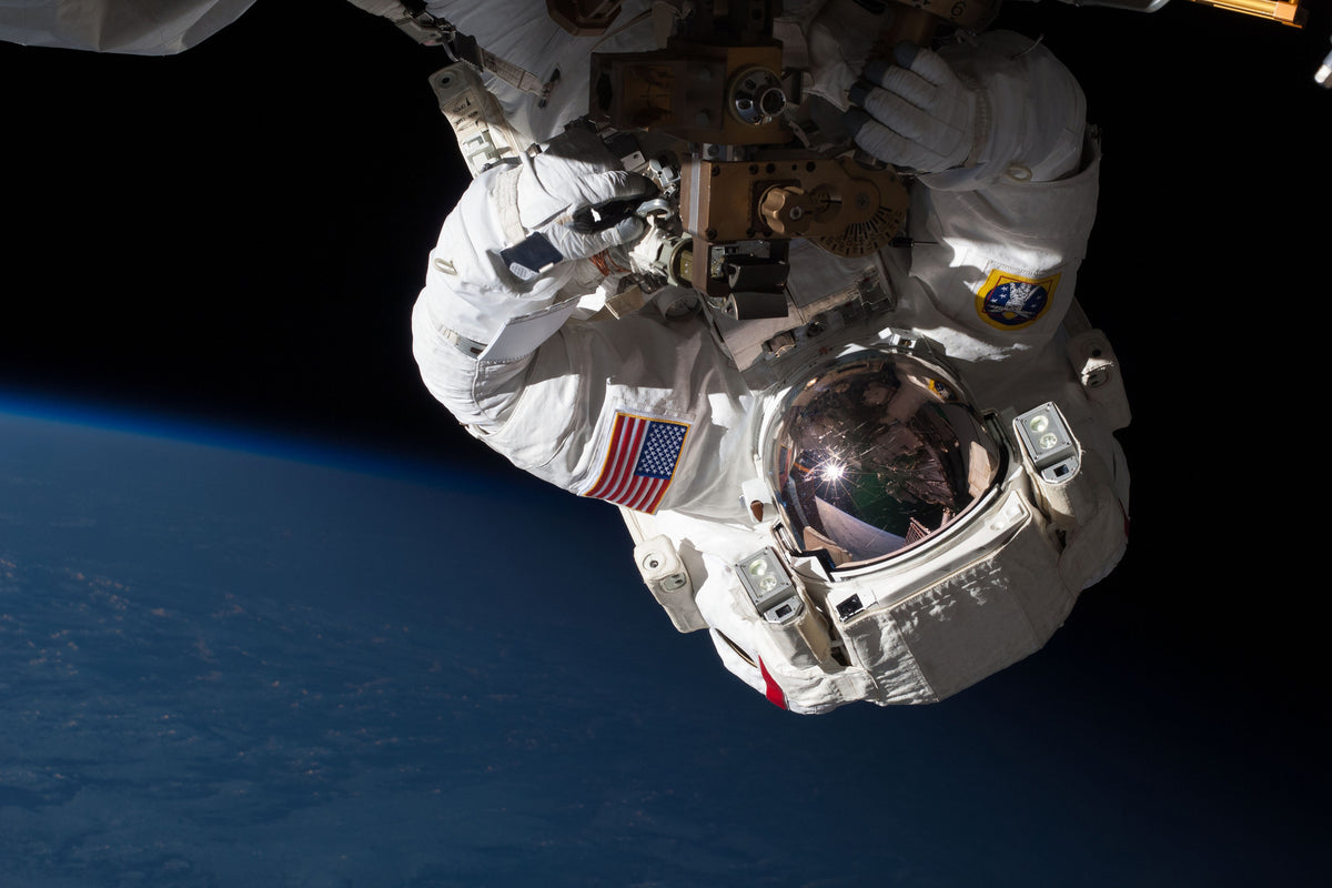 framedcanvas-print-astronaut-in-xl