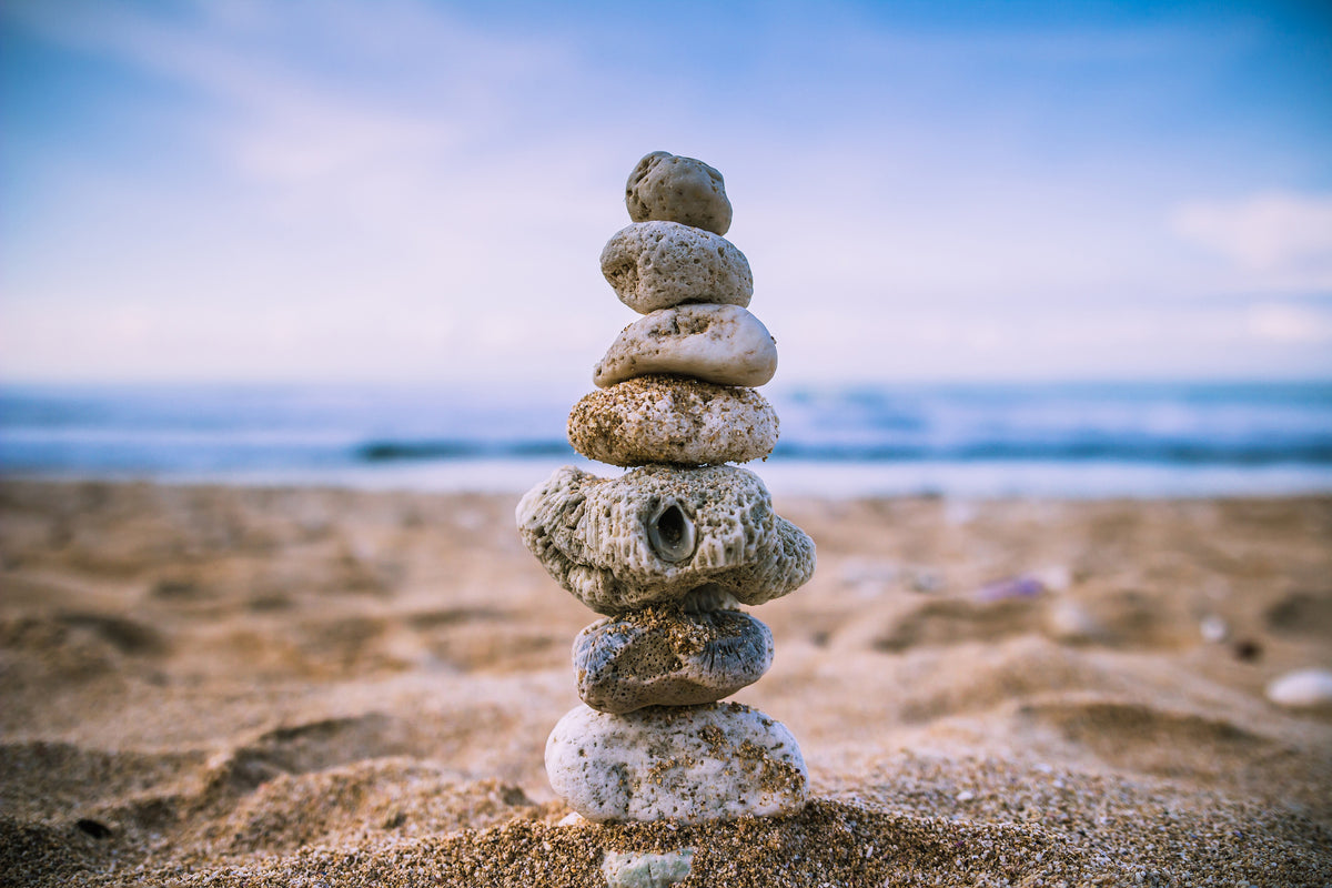 aluminium-print-stone-pile-on-the-beach