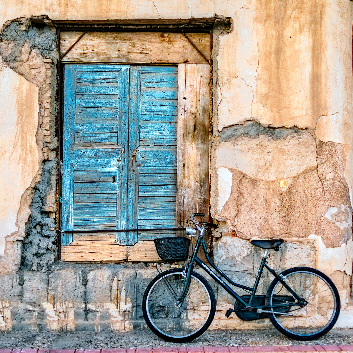 4-piece-canvas-print-old-window-and-bicycle