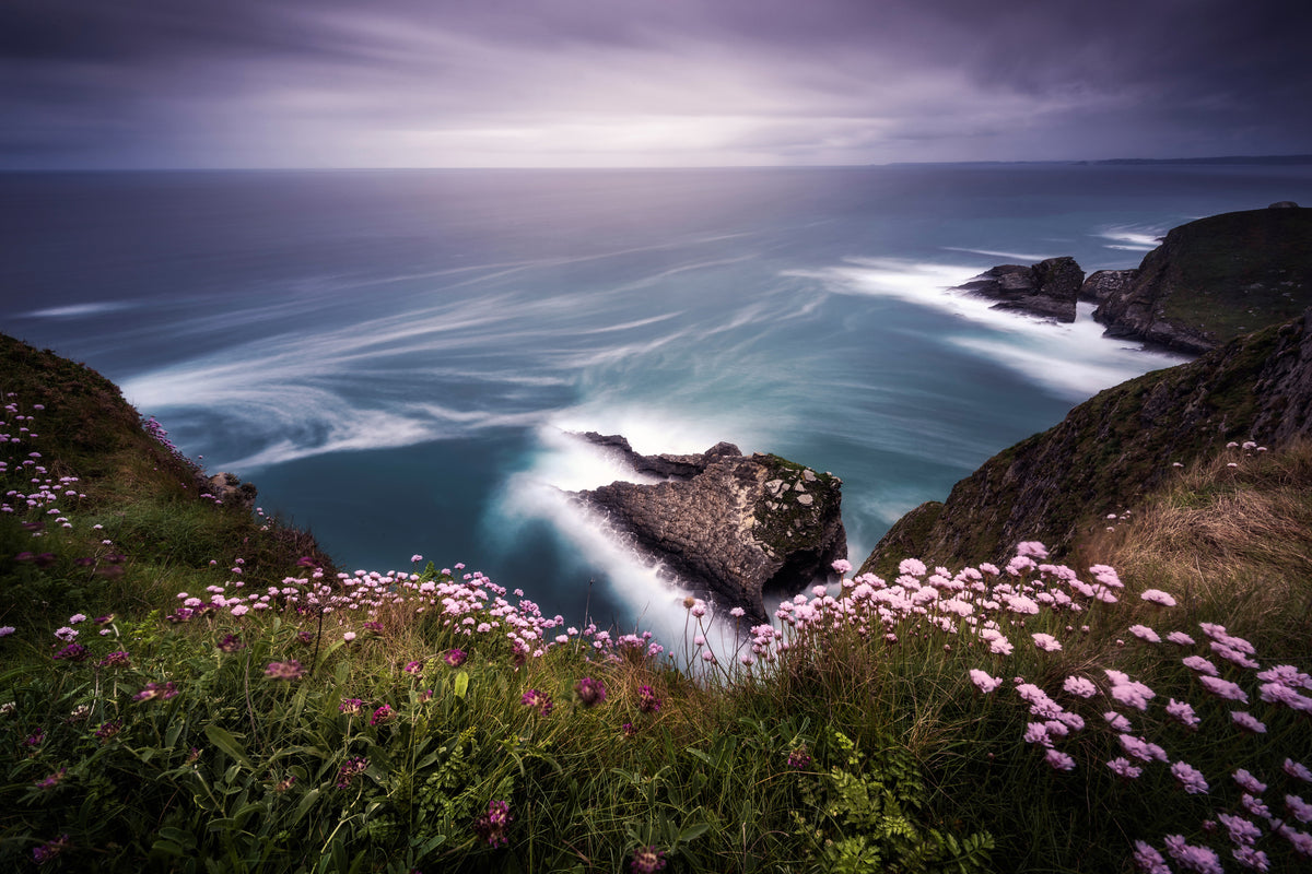 canvas-print-on-the-edge-of-the-cliff-x