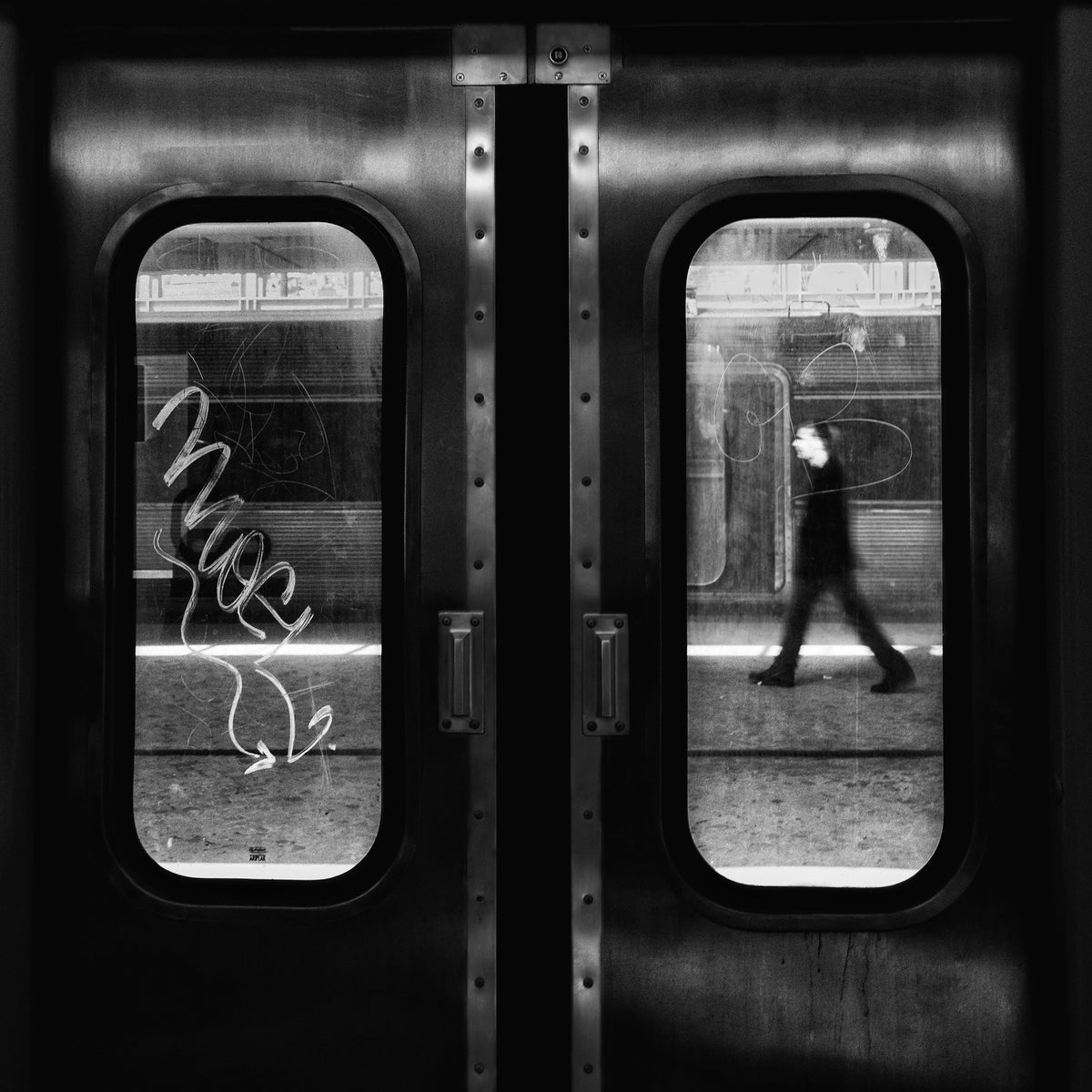 9-piece-aluminium-print-a-lonely-passage